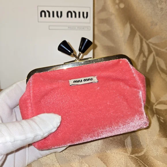 Miu Miu Red Velvet Kiss Lock Coin Purse GWP New In Box - Picture 2 of 9